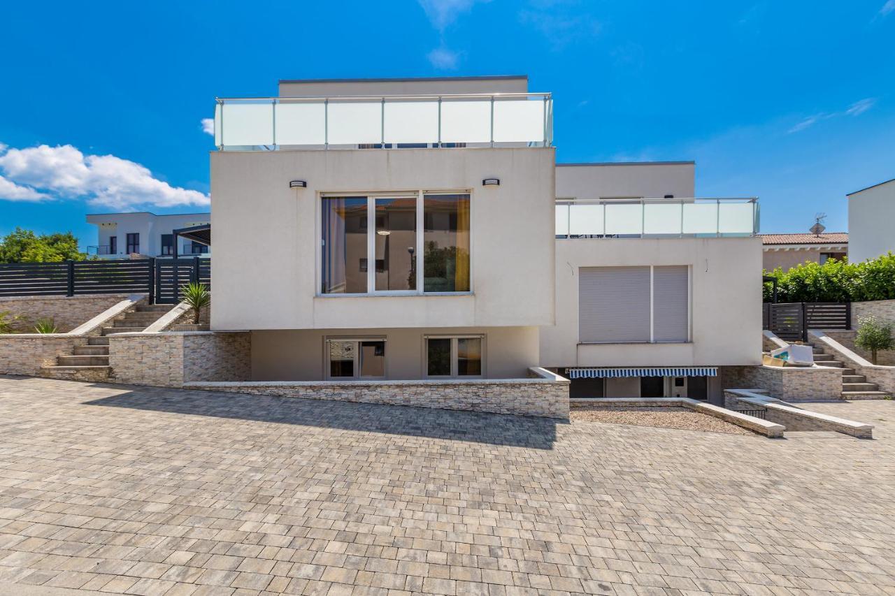 Holiday House Sunlight With Heated Pool Малинська Екстер'єр фото