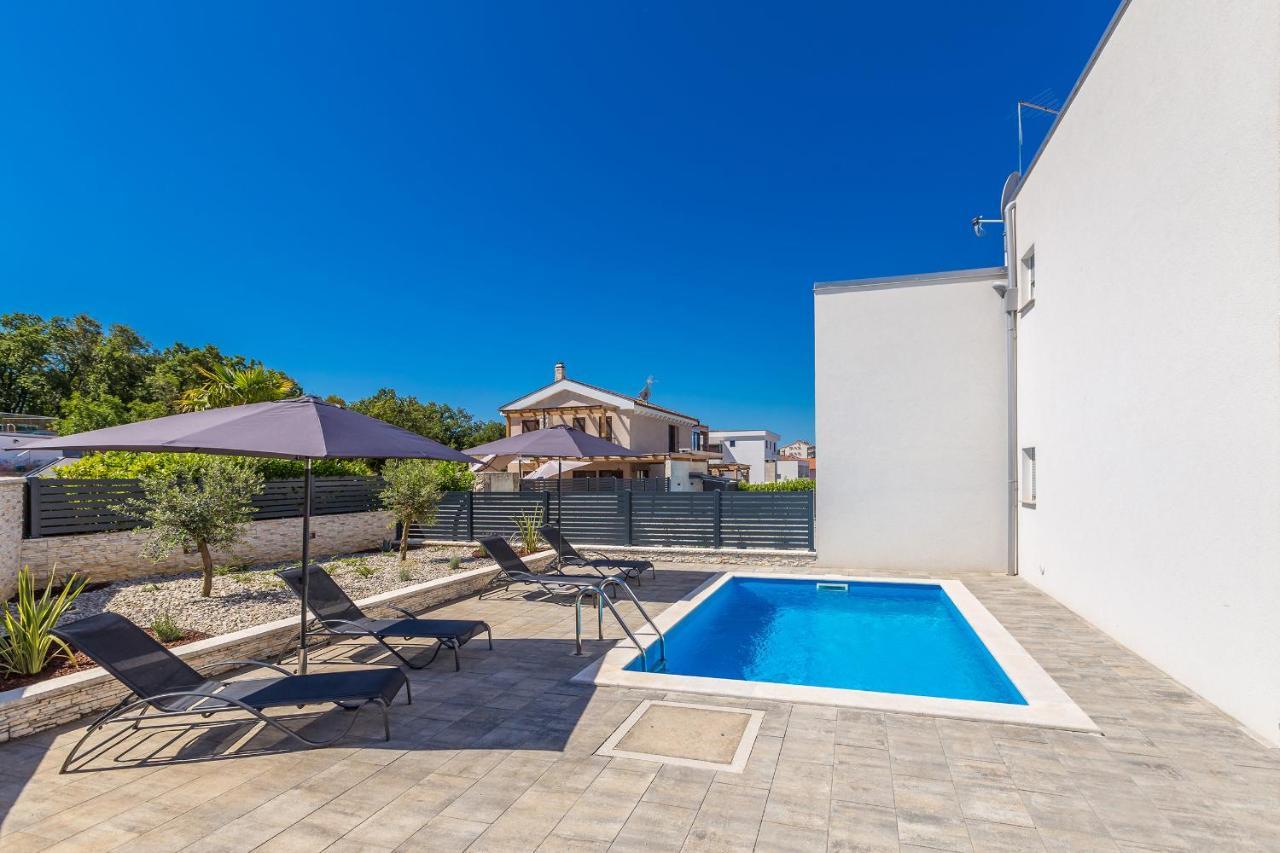 Holiday House Sunlight With Heated Pool Малинська Екстер'єр фото