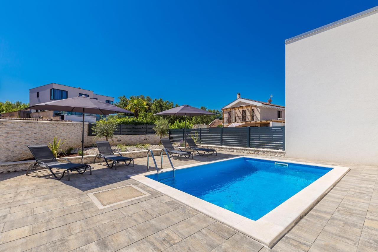 Holiday House Sunlight With Heated Pool Малинська Екстер'єр фото